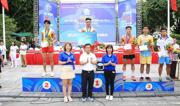 BTC trao huy chương cho VĐV nam khối Đại học.