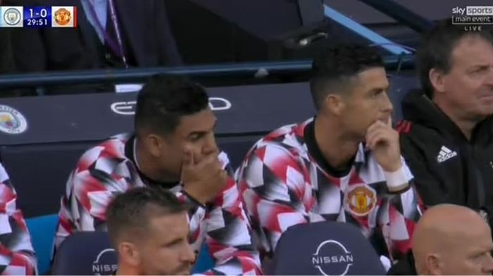 Ronaldo và Casemiro tỏ rõ sự chán chường khi MU sụp đổ quá nhanh