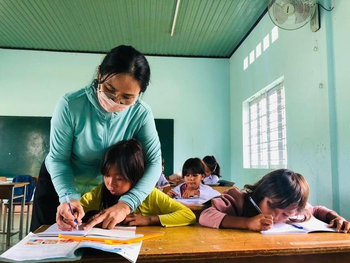 Phụ huynh chủ yếu làm nương rẫy xa nhà nên đa số đều giao phó con mình cho giáo viên Trường Phổ thông Dân tộc Bán trú Tiểu học Nay Der.