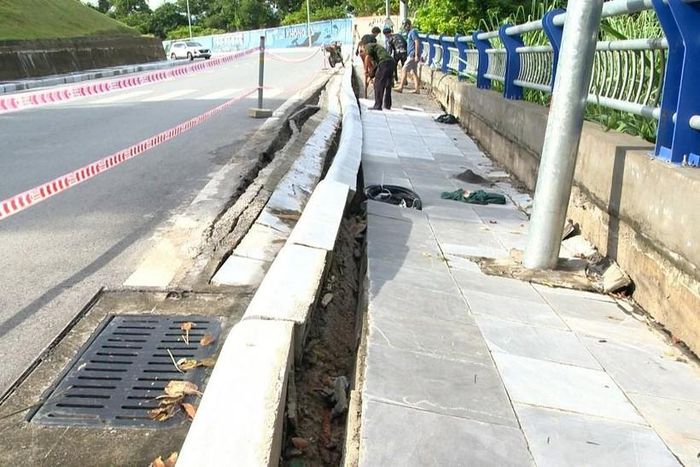 Lực lượng chức năng tiến căng dây, cắm biển báo và khắc phục sự cố.