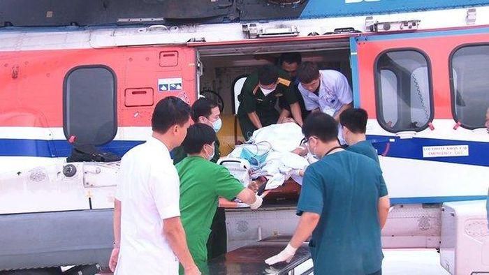 Cán bộ, chiến sĩ đưa bệnh nhân lên trực thăng vào đất liền điều trị. Ảnh: Chính Trần