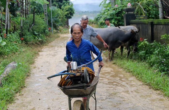 Người dân tất bật dọn dẹp nhà cửa - Ảnh: Trần Tuyên