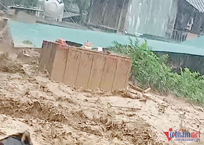 Tủ ở trong nhà bị nước lũ cuốn ra đường - Ảnh: Quốc Huy chụp lại