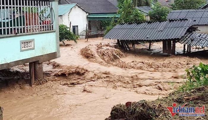 Nước chảy xiết, đục ngầu - Ảnh: CTV