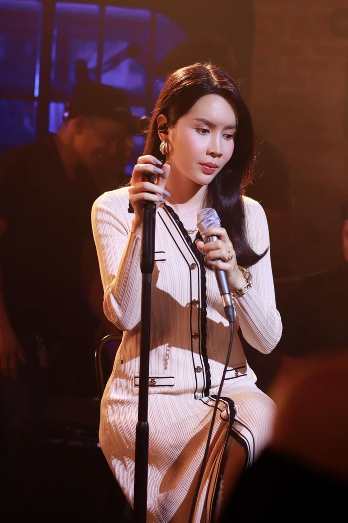 Trước đó, Lưu Hương Giang cũng chia sẻ những dòng trạng thái đầy tâm trạng: "Trên đời có 2 người để mình hy sinh vô điều kiện đó là người sinh ra mình và người mình sinh ra".
