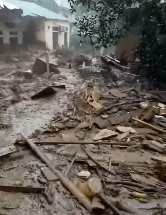 Nước lũ cuồn cuộn dâng cao kéo theo bùn đất, gỗ đá và cả những ngôi nhà của người dân. Ảnh: CSCC