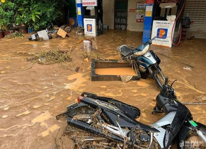 Xe máy ngập trong bùn, nước. Chưa thể thống kê hết thiệt hại do trận lũ ống, lũ quét vừa xảy ra tại Kỳ Sơn. Ảnh: CSCC