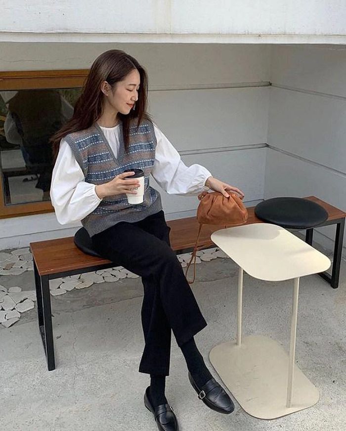 Chị em chọn mẫu áo len gile có họa tiết sẽ giúp tạo điểm nhấn thú vị cho tổng thể outfit.