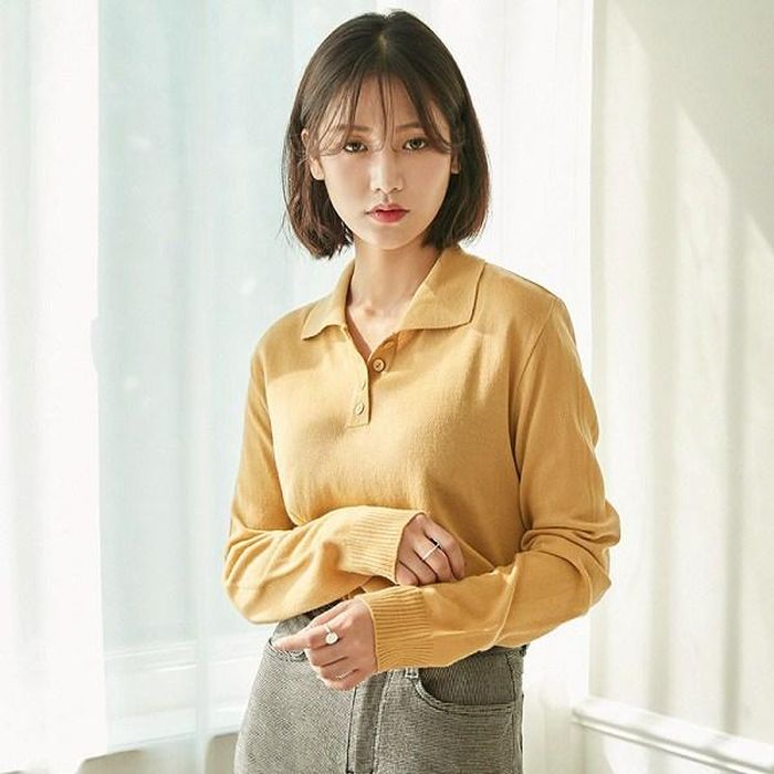 Áo len cổ bẻ vẫn là xu hướng được yêu thích trong mùa thu năm nay.