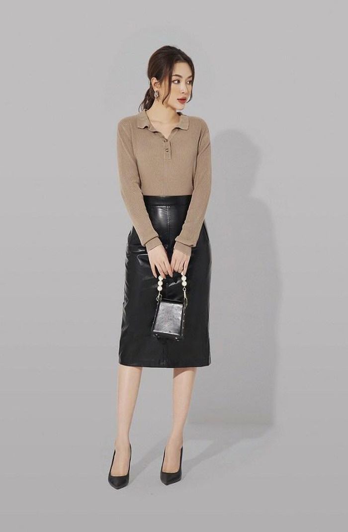 Mix item này với chân váy dáng lửng, các nàng có ngay một set đồ lịch sự để đi làm.