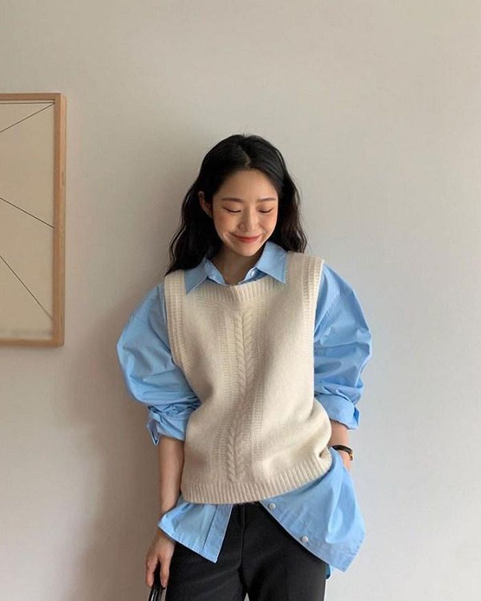 Combo áo sơ mi áo len gile là sự lựa chọn quen thuộc của các quý cô sành mốt.