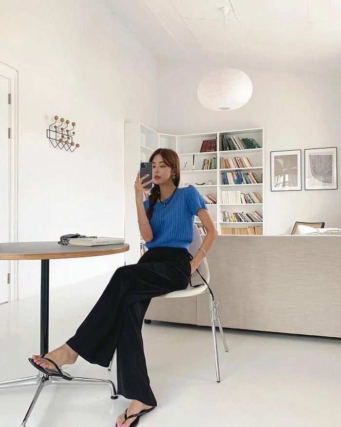 Các quý cô nên bổ sung ngay một chiếc áo len cộc tay vào tủ đồ thu.