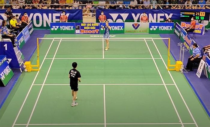 Thùy Linh (phía xa) chiến thắng 2-0 trước Goh Jin Wei trong trận chung kết (ảnh chụp màn hình)
