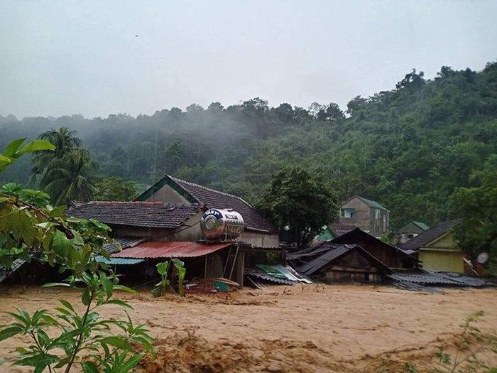 Hàng chục ngôi của người dân bị cuốn trôi.