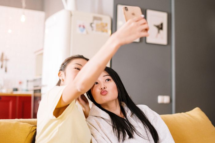  Ký ức vui vẻ và tâm trạng tích cực có thể thay đổi cách nhìn của bạn về tấm ảnh cũ. Ảnh: Cottonbro/Pexels. 