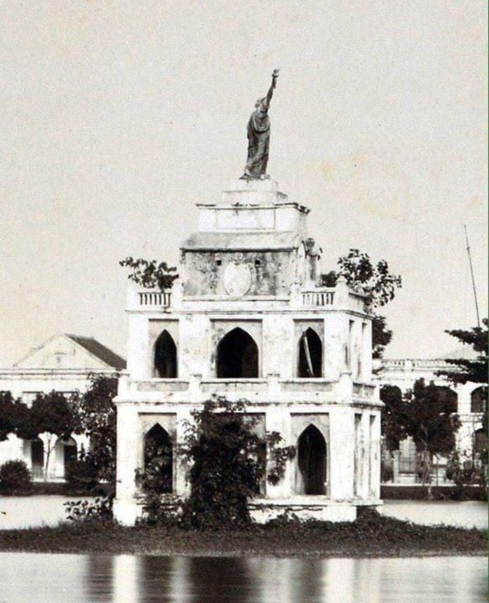 Tượng “Bà Công lý” khi ở trên nóc Tháp Rùa