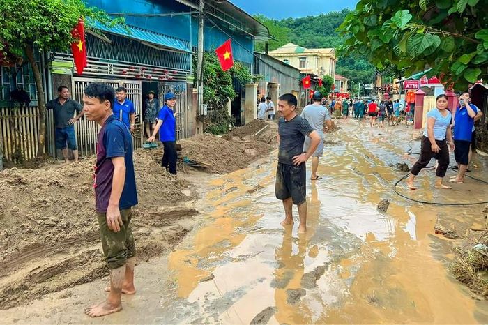 Thị trấn Mường Xén ngổn ngang bùn đất sau cơn lũ dữ.