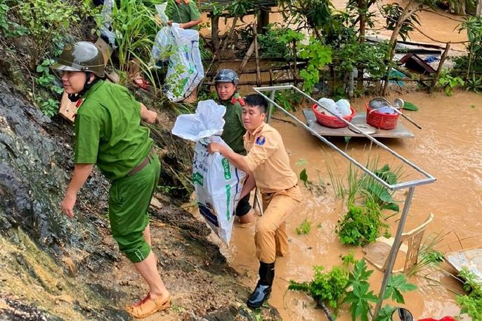 Lực lượng công an tiếp cận các hộ dân bị thiệt hại để hỗ trợ khắc phục hậu quả.