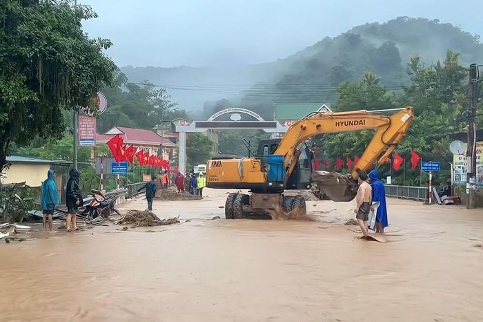 Chính quyền huyện Kỳ Sơn huy động tối đa lực lượng và phương tiện cùng người dân khẩn trương khắc phục hậu quả mưa lũ.