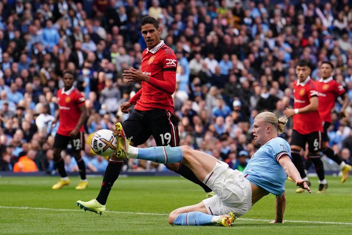 Varane chỉ biết nhìn Haalan ghi bàn