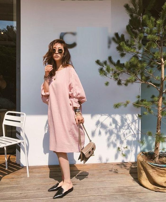 Chỉ việc mix giày mules với một chiếc đầm dáng suông tay bồng, chị em đã có ngay một set đồ chuẩn xinh.