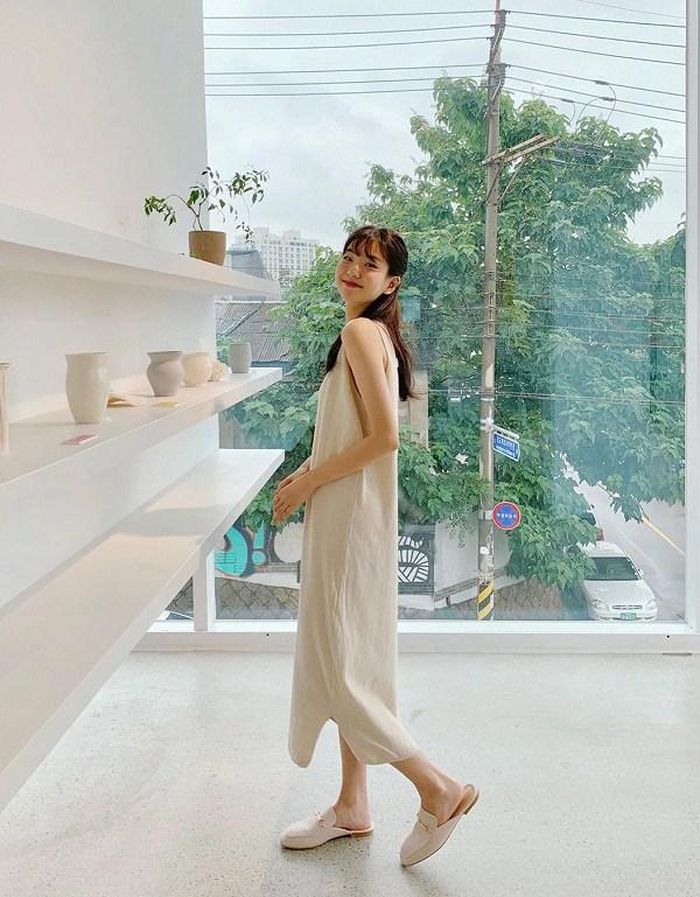 Các quý cô chọn mẫu giày có màu sắc đồng điệu với đầm cũng rất hợp lý.