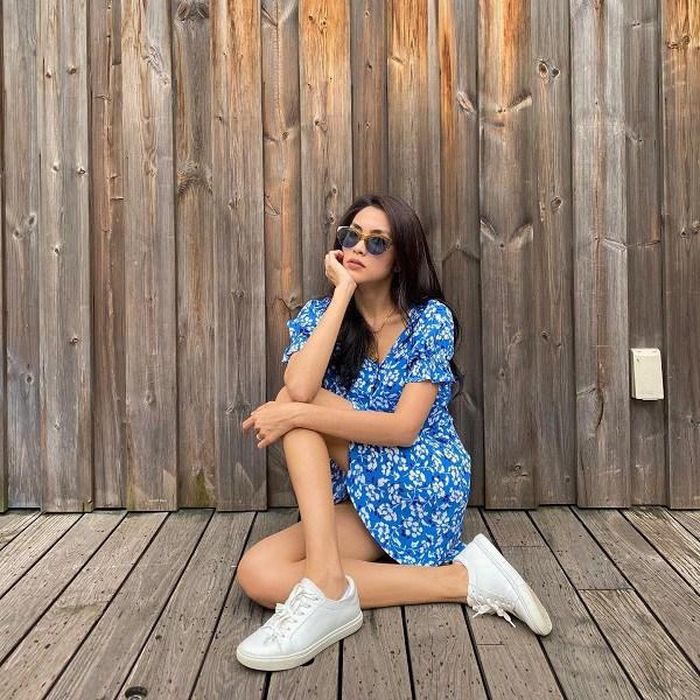 Combo giày sneaker trắng đầm hoa tôn lên sự nữ tính và trẻ trung của người diện.