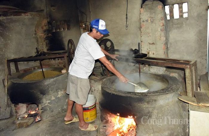 Các hộ trong làng cốm Mễ Trì đã áp dụng máy móc, cơ giới hóa vào các khâu làm cốm