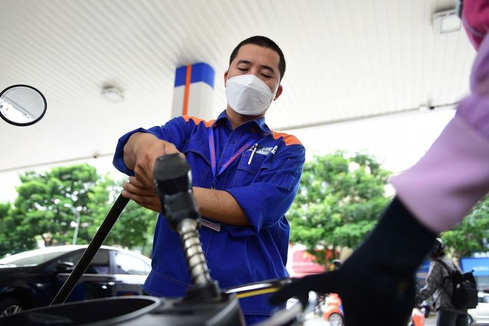Giá xăng dầu tiếp tục giảm mạnh.