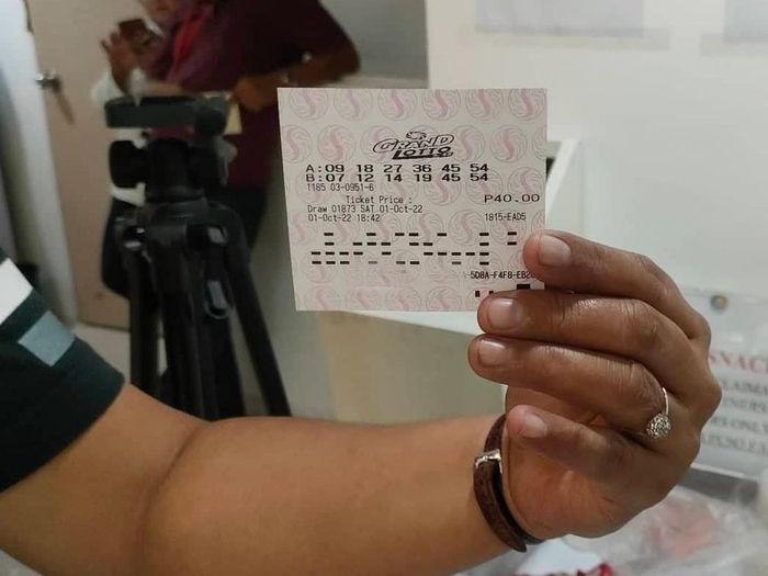 Một trong nhiều tấm vé số trúng thưởng được mua. Ảnh: Philippine Charity Sweepstakes Office.