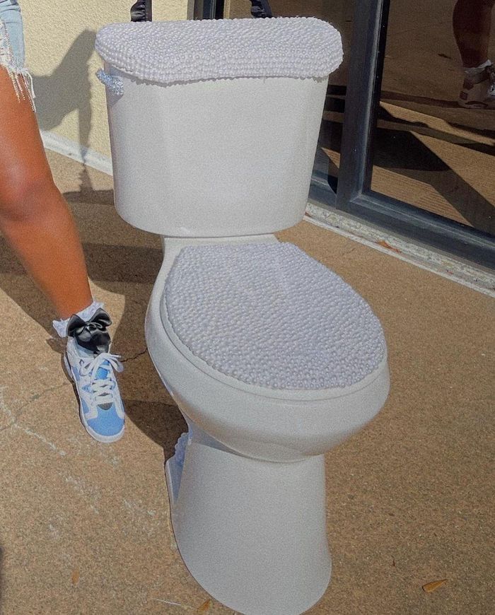 Chiếc túi đặc biệt được làm từ toilet. Ảnh: @afropuffjada. 
