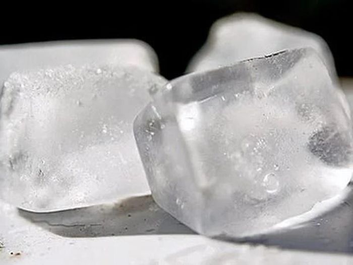 Người cắt đá:Trước khi con người phát minh ra tủ lạnh, nếu muốn có đá, chúng ta phải cắt từ những tảng băng trong hồ nước vào mùa đông. Từ đó, nghề chuyên đi cắt đá đã ra đời và tồn tại trong nhiều thế kỷ.