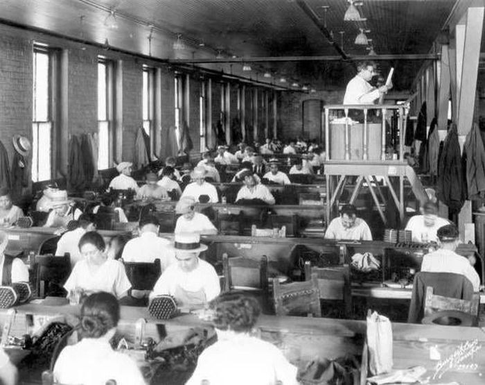 Người đọc: Theo Tampa Tribune, công việc tại các nhà máy thời xưa khá nhàm chán và đơn điệu. Vì vậy, để “mua vui” cho công nhân của mình, các xí nghiệp thuê hẳn một vị trí là người đọc. Họ sẽ ngồi một chỗ và đọc to tin tức trên báo chí cho các công nhân nghe lúc làm việc.