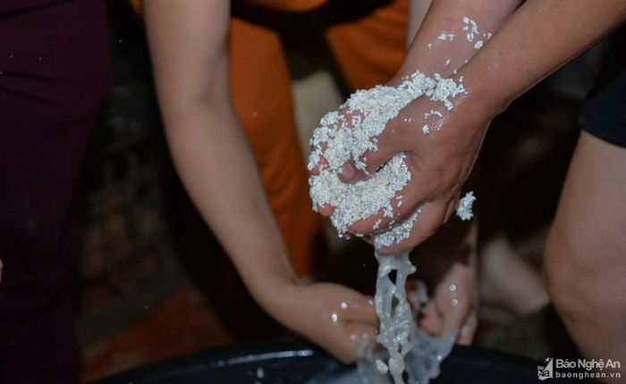 Gạo nếp được vò sẵn để đồ xôi vào 4h sáng hôm sau. Ảnh: Thành Cường