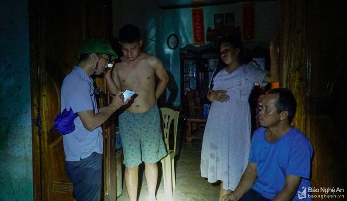 Một gia đình ở bản Hòa Sơn trò chuyện với phóng viên trong tối 3/10. Ảnh: Thành Cường
