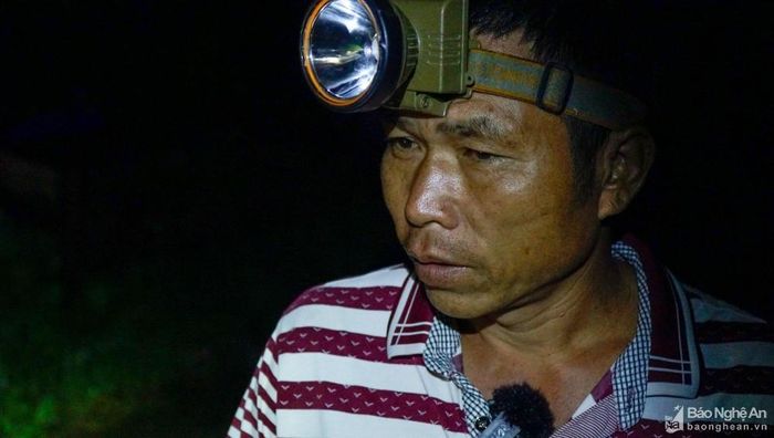 Ông Kha Văn Lơm mang đèn pin đi tìm lợn. Ảnh: Thành Cường