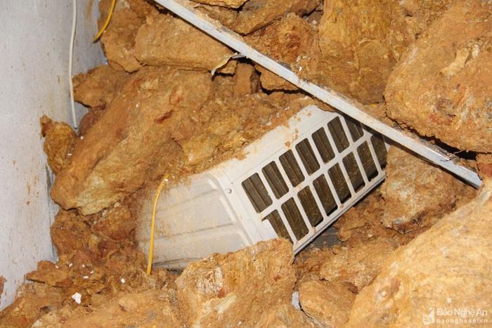 Đất đá vùi lấp cả máy điều hòa nhiệt độ. Ảnh: Văn Trường