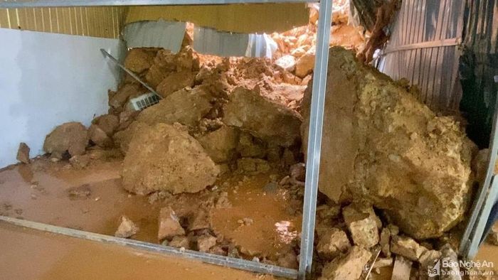 Đất đá từ trên núi ập xuống vùi lấp khu vực phòng ngủ, may mắn không có ai ở nhà. Ảnh: Văn Trường