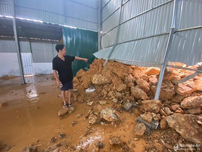 Đất đá sạt lở, phá cả vách tôn tràn vào nhà dân. Ảnh: Văn Trường