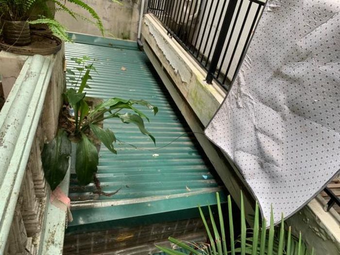 Phần khoảng không gian chung của khu tập thể phía trên cũng được gia đình chị Mai làm mái che kín.