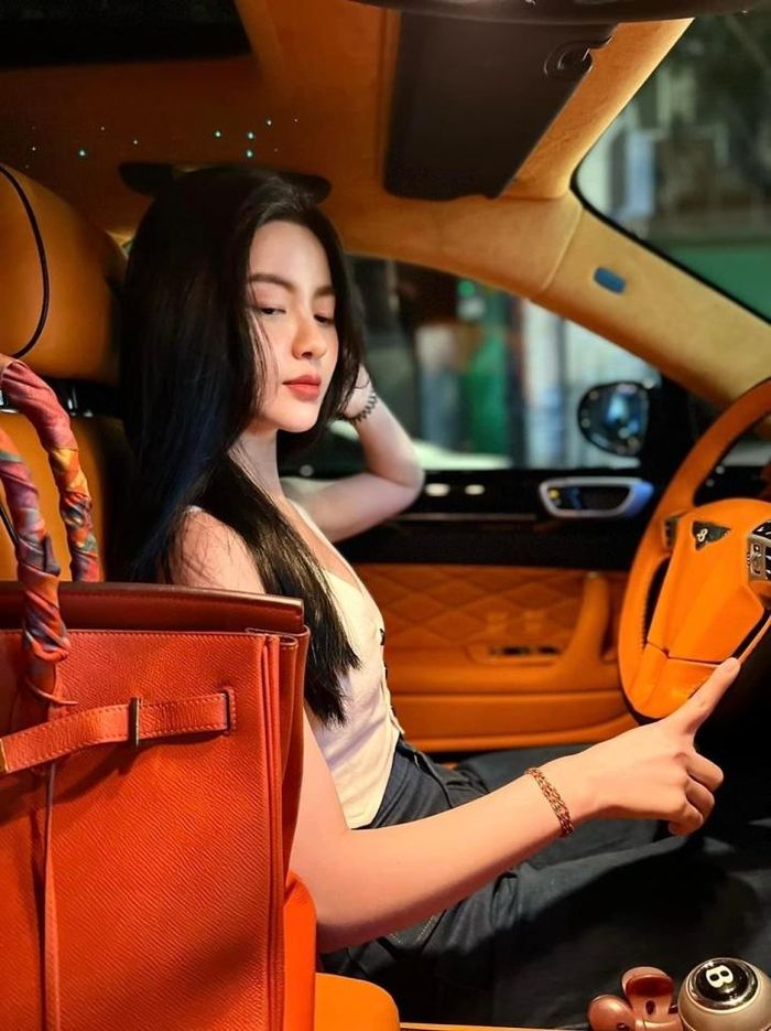 Chu Thanh Huyền có cuộc sống sang chảnh với nhiều món đồ hiệu đắt tiền và những chiếc xe sang.
