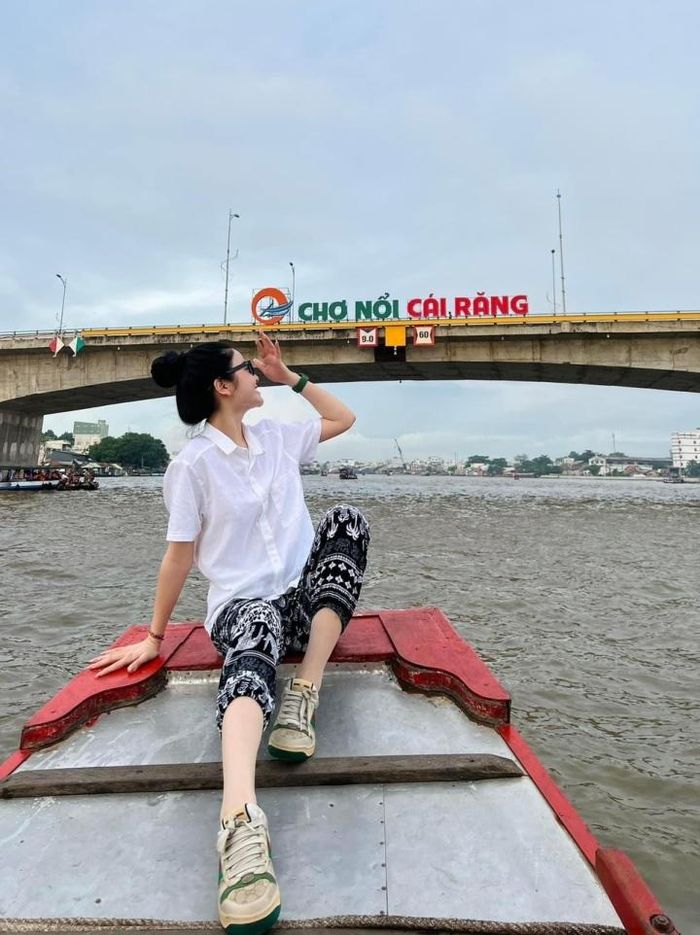 Không công khai mối tình với Nguyễn Quang Hải nhưng Thanh Huyền thường xuyên xuất hiện ở các địa điểm mà ngôi sao của đội tuyển Việt Nam lui tới.