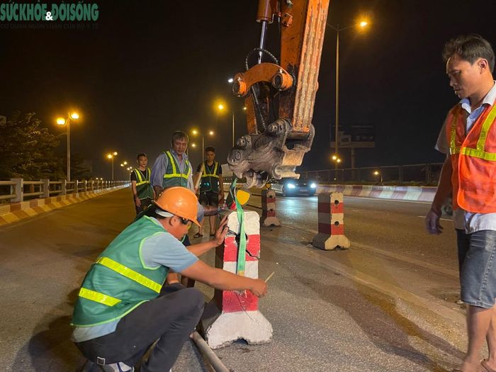 Theo ghi nhận của phóng viên, vào lúc 22h máy móc bắt đầu khởi động, những chiếc dải phân cách mềm đầu tiên được di chuyển.