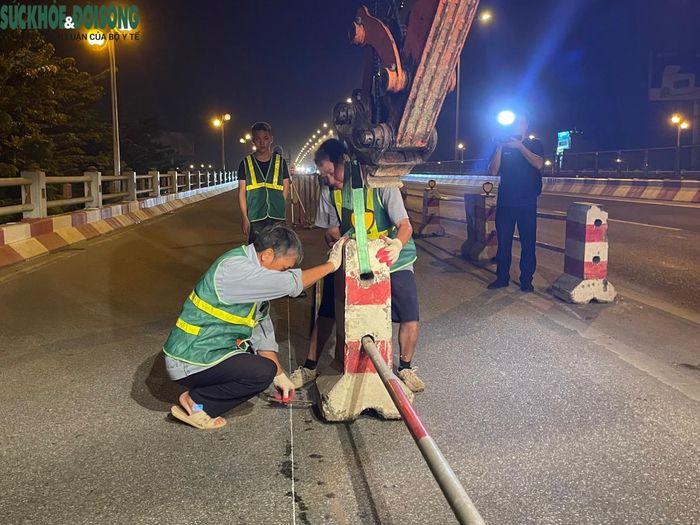 Việc sửa chữa mặt cầu (thực hiện sau khi đã hoàn thành dịch chuyển dải phân cách mềm): rào chắn cục bộ tại từng vị trí rộng 5m, chiều dài 50m để thực hiện cào bóc, sửa chữa mặt cầu.