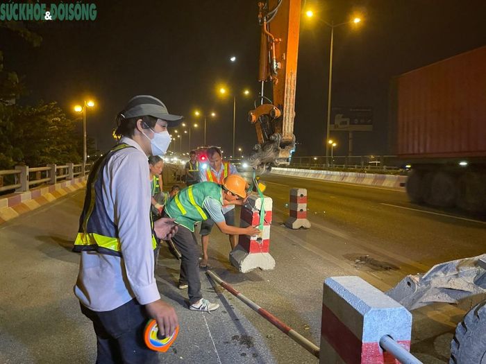 Các đơn vị liên quan tổ chức phân luồng cho các phương tiện ô tô lưu thông trên làn đường rộng 4m sát dải phân cách giữa của cầu Thanh Trì để đi qua vị trí thi công.