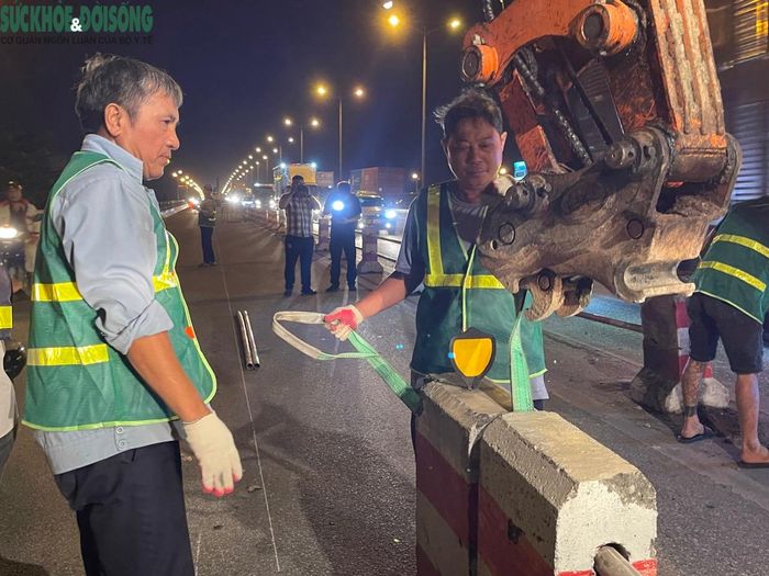 Các phương tiện xe máy lưu thông trên làn hỗn hợp, không chuyển làn tại điểm mở dải phân cách và tiếp tục lưu thông đến vị trí thi công để đi vào làn đường dành cho xe máy rộng 2,9m.