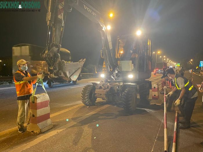 Trong thời gian sửa mặt cầu Thanh Trì, công tác phân luồng cho các phương tiện được thực hiện theo hướng: Đối với làn dành cho ô tô, các phương tiện ô tô lưu thông trên làn đường rộng 7,3m sát dải phân cách giữa của cầu Thanh Trì.
