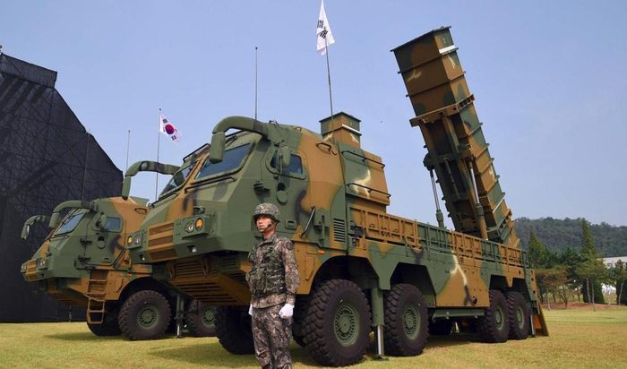Tên lửa được đặt trên xe tải chuyên dụng 8x8 có khả năng cơ động với vận tốc tối đa 70km/h, tầm hoạt động 1.000 km.