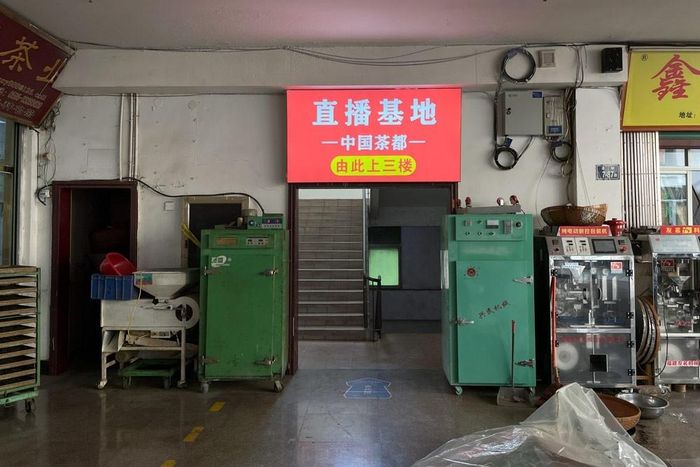 Giá mặt bằng liên tục tăng, đẩy lên mức cao ngất ngưởng khiến hàng loạt tiểu thương bỏ đi. Ảnh: Wu Peiyue/Sixth Tone.