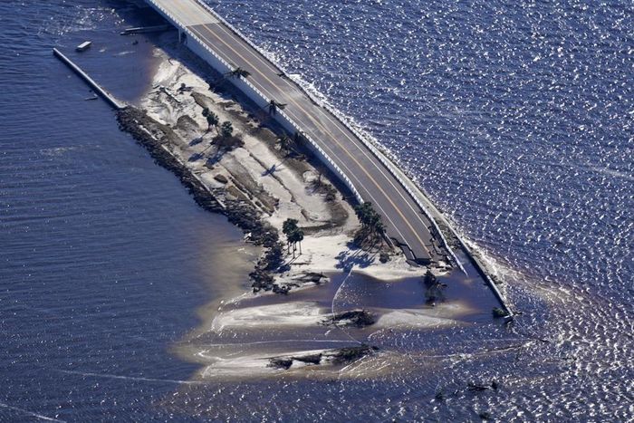  Bão Ian phá hủy cây cầu duy nhất nối giữa đất liền và đảo Sanibel. Ảnh: AP. 